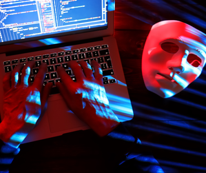 laptop, na wyświetlaczu wykresy, obok biała maska