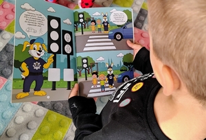 chłopiec ogląda książeczkę