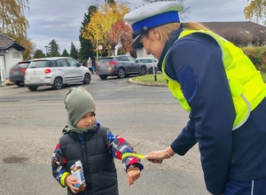 policjantka przekazuje odblask chłopcu
