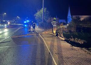 oświetlona ulica w nicy, w tle służby mundurowe