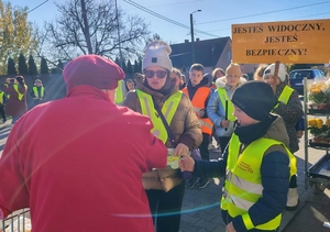 grupa dzieci w odblaskowych kamizelkach