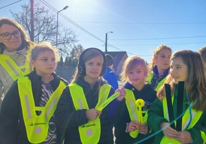 grupa dzieci w odblaskowych kamizelkach