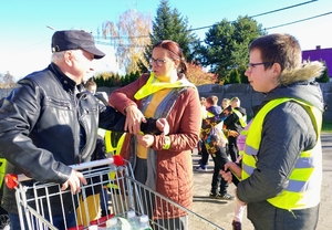 grupa dzieci w odblaskowych kamizelkach