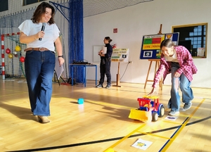 dzieci grają w grę planszową na sali gimnastycznej