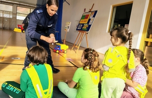 dzieci grają w grę planszową na sali gimnastycznej