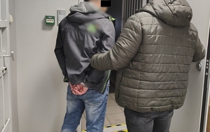 policjant trzyma poszukiwanego