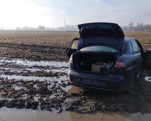 uszkodzony pojazd w błocie