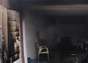 wnętrze zadymionego garażu