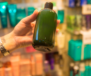 zielona butelka w dłoni