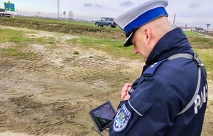 policjanci pracują na dronie