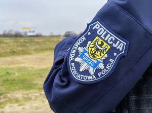 policjanci pracują na dronie
