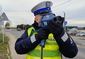 policjant pracuje na radarze