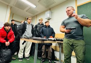 mężczyzna prezentuje jednostki broni młodzieży