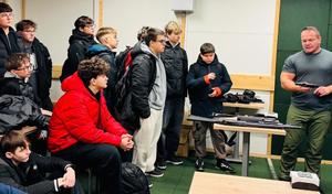 mężczyzna prezentuje jednostki broni młodzieży