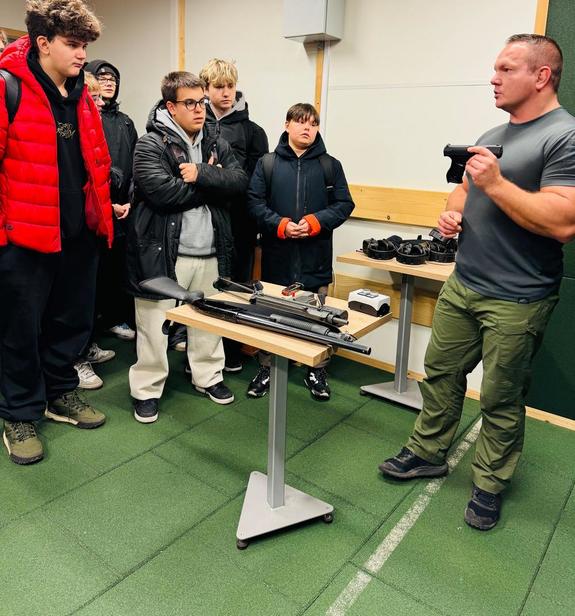 policjant prezentuje broń