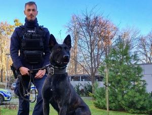 UMUNDUROWANY POLICJANT Z PSEM