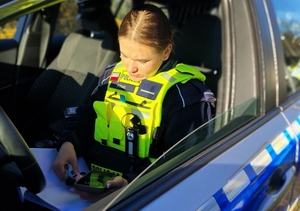 policjantka sporządza dokumentację