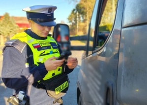 policjantka rozmawia z kierowcą