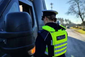 policjantka rozmawia z kierowcą