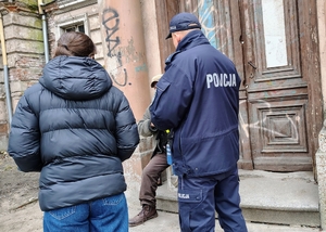 policjant rozmawia z mężczyzną