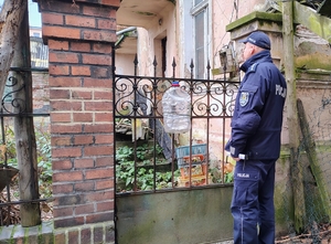 policjant rozmawia z mężczyzną