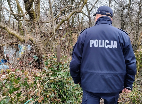 policjant sprawdza altankę na działce