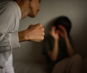 mężczyzna z zaciśniętą pięścią