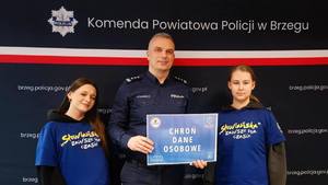 umundurowany policjant z młodzieżą