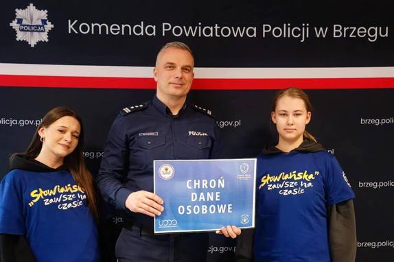 umundurowany policjant z młodzieżą