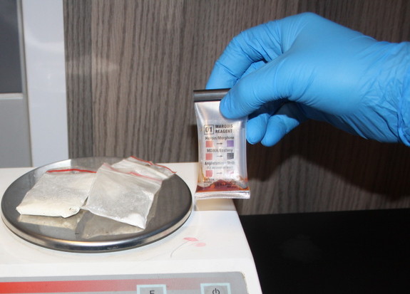 biały proszek w woreczku zipowym