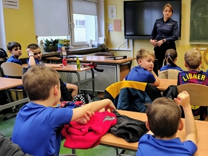 policjant rozmawia z dziećmi