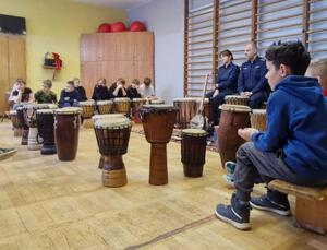 dzieci i policjanci na sali sportowej