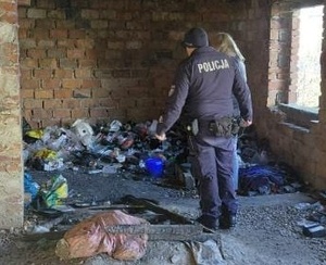 policjant sprawdza pustostan