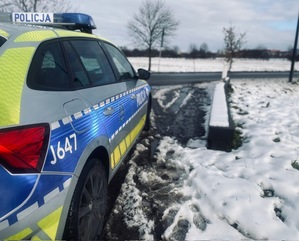 radiowóz w tle zimowa aura