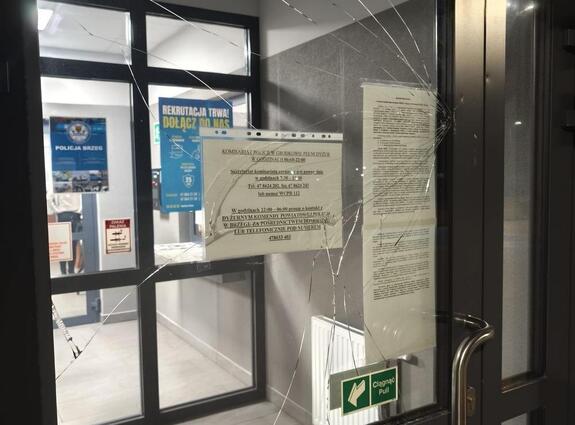 przeszklone drzwi, z rozbitą szybą