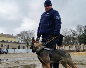 policjant z psem służbowym