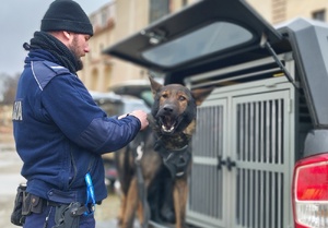 policjant i pies służbowy