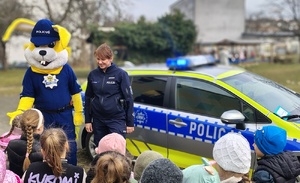 policjantka rozmawia z dziećmi