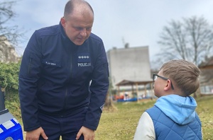 policjant rozmawia z dziećmi