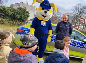 policjant rozmawia z dziećmi