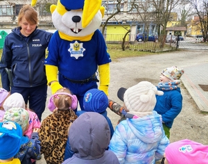 policjantka rozmawia z dziećmi