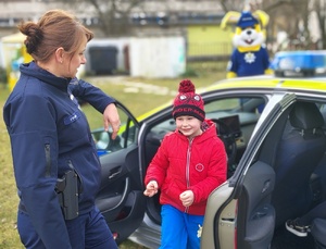 policjantka stoi przy radiowozie