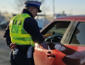 policjant bada trzeźwość