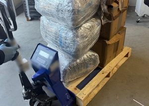 paczki zawinięte folią i w kartonach na wadze