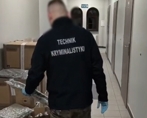 technik kryminalistyki trzyma worek z zielonym suszem