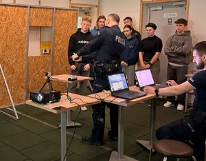 młodzież na wirtualnej strzelnicy wraz z policjantami
