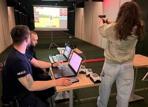 dziewczyn ana strzelnicy strzela z repliki broni