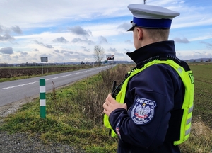 policjant przy drodze kontroluje ruch