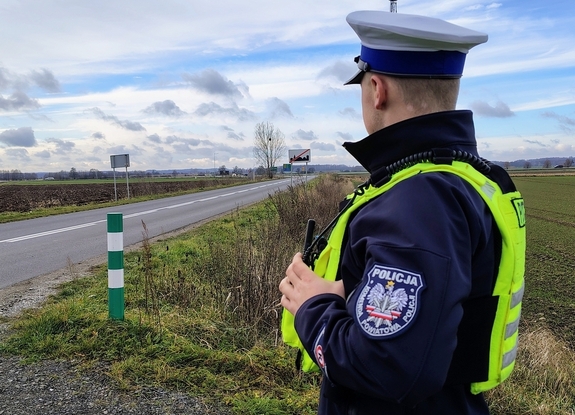 policjant przy drodze kontroluje ruch