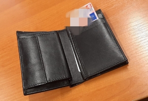 czarny portfel wraz z dokumentami